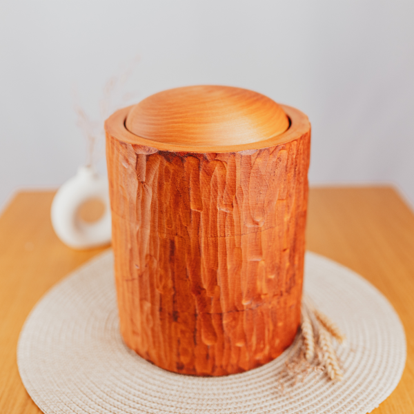 Handgefertigte Holzurne in Schnitzoptik