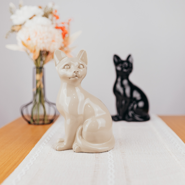 Kunstharzurne sitzende Katze