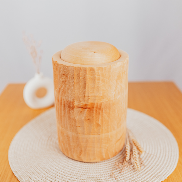 Handgefertigte Holzurne in Schnitzoptik