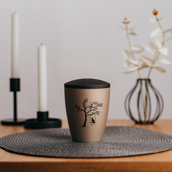 Naturstoffurne Natura, Katze auf Schaukel