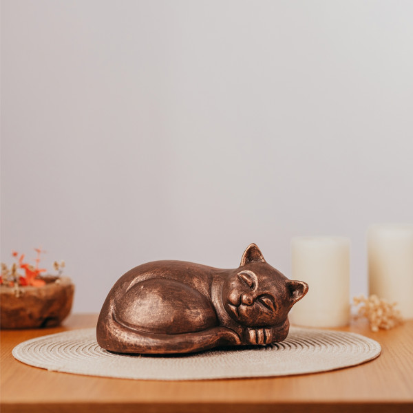 Keramikurne schlafende Katze