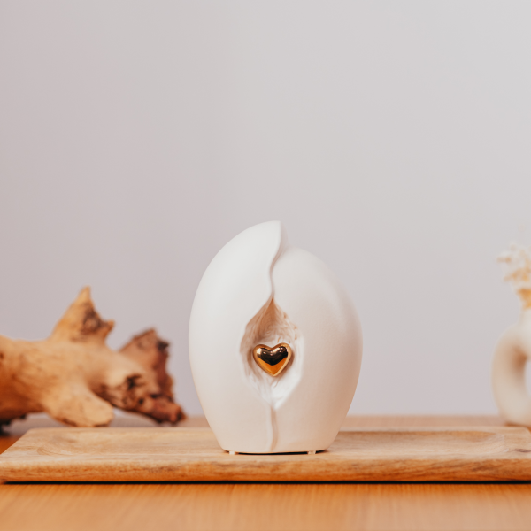 Keramikurne mit Herz