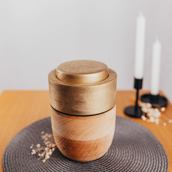 Holzurne Linde, goldener Zierring gebürstet