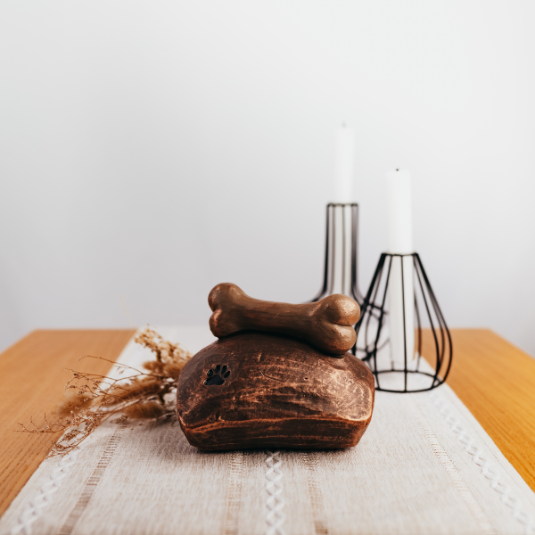 Keramikurne Knochen auf Kissen