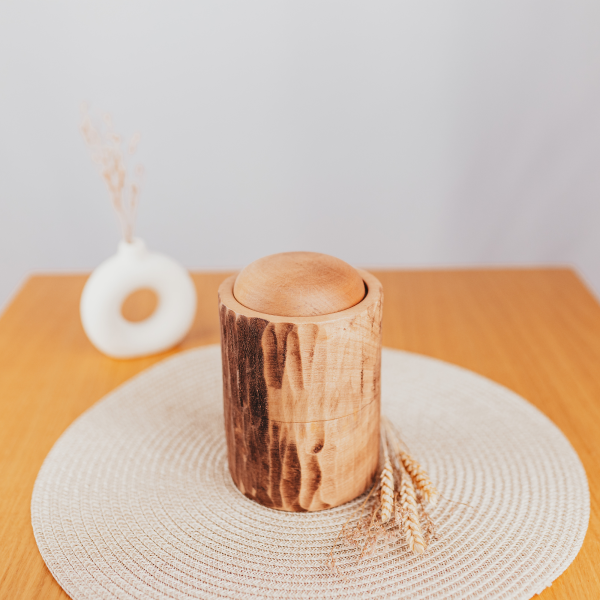 Handgefertigte Holzurne in Schnitzoptik