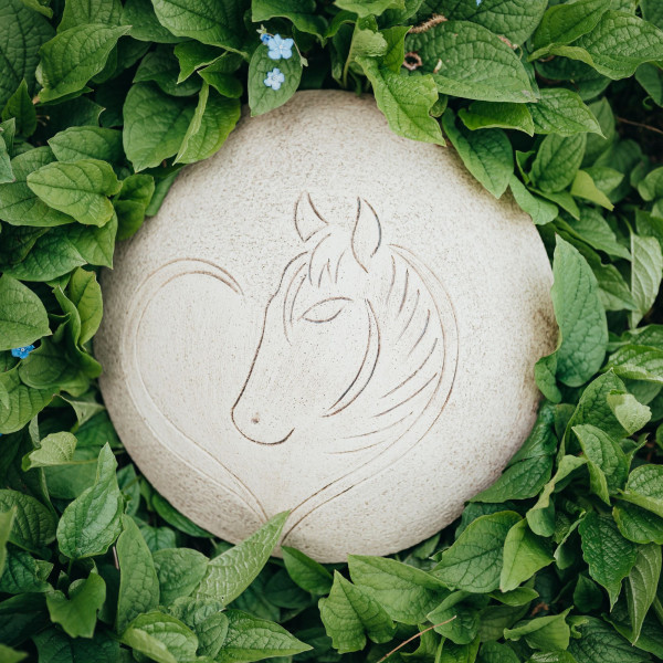 Keramikurne Diskus, Pferd