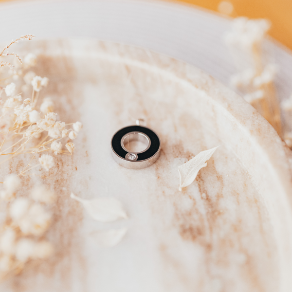 Ascheanhänger Kreis mit einem Zirkonia Stein