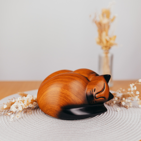 Kunstharzurne schlafende Katze