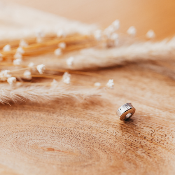 Ascheanhänger Pfoten, nach innen gewölbt