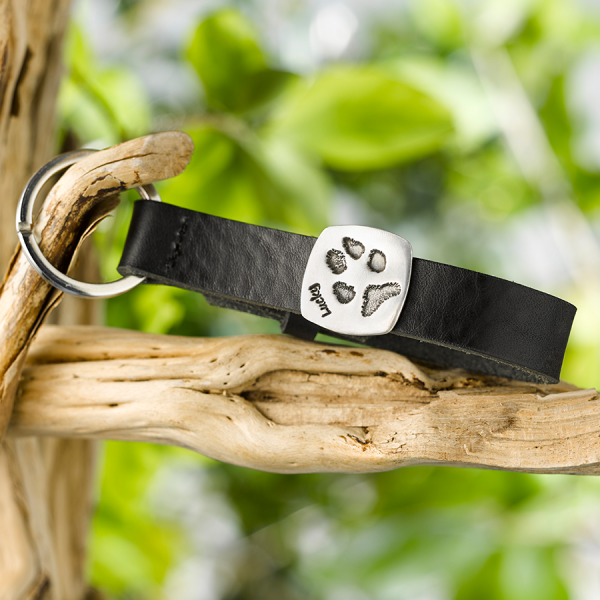 Lederschlüsselanhänger mit eckiger Pfotenabdruckplatte