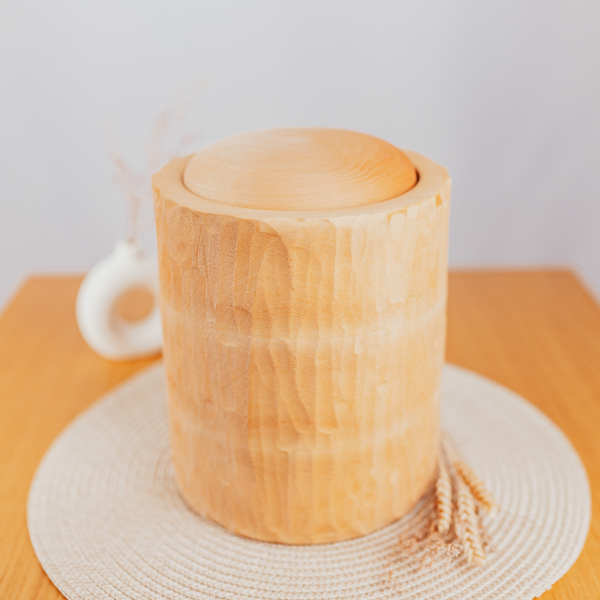 Handgefertigte Holzurne in Schnitzoptik