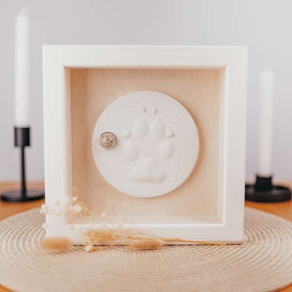 Pfotenabdruck im Bilderrahmen mit Asche – Individuelle Erinnerungsstücke von besonderen Menschen