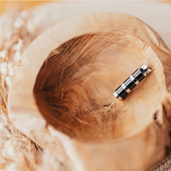 Ascheanhänger Zylinder mit schwarzen Ringen