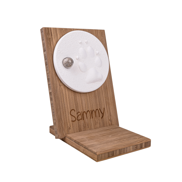 Pfotenabdruck aus Gips mit Asche auf Holztafel inkl. Namensgravur