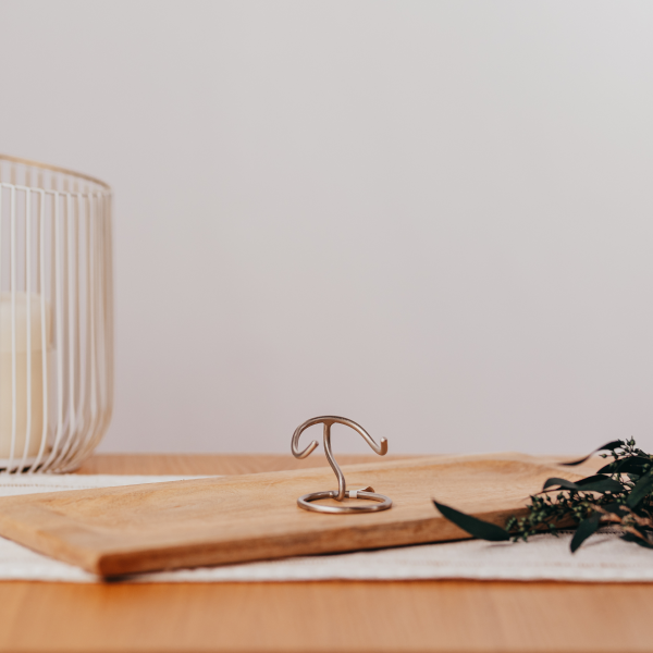 Metallständer für Herzurne