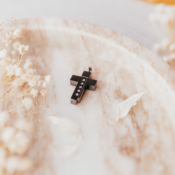 Ascheanhänger Kreuz mit Zirkoniasteine