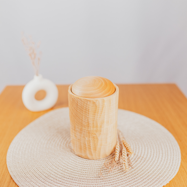 Handgefertigte Holzurne in Schnitzoptik