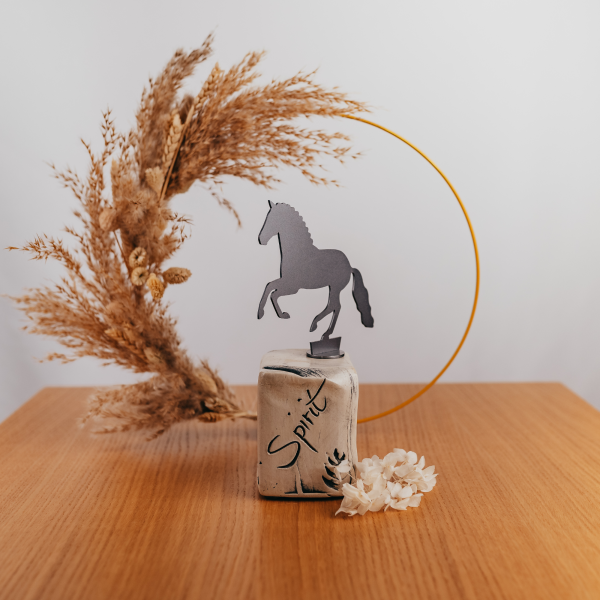 Keramikurne Stolzes Pferd