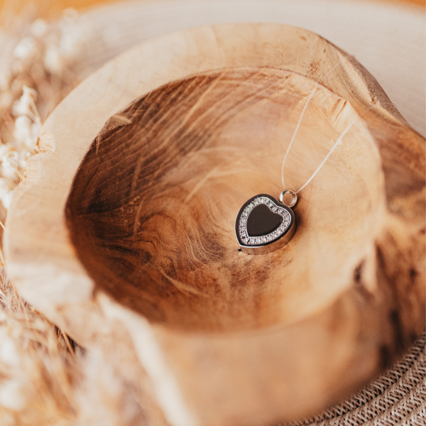 Ascheanhänger Herz mit Zirkoniasteinen