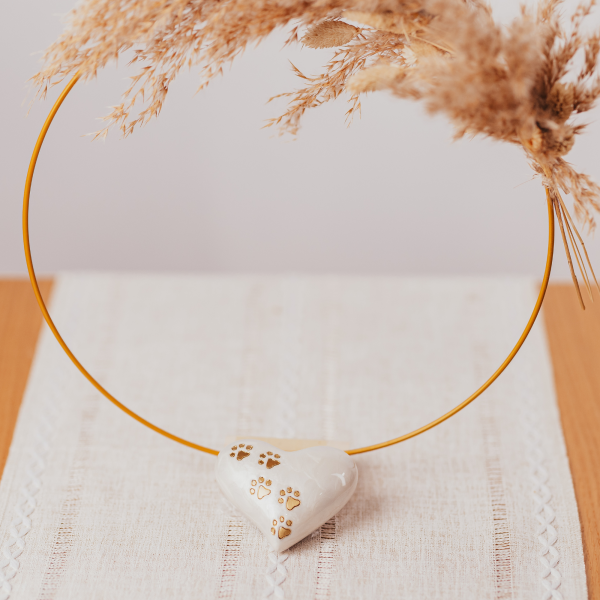 Metallurne Herz mit goldfarbenen Tierpfoten