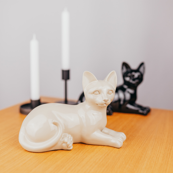 Kunstharzurne liegende Katze