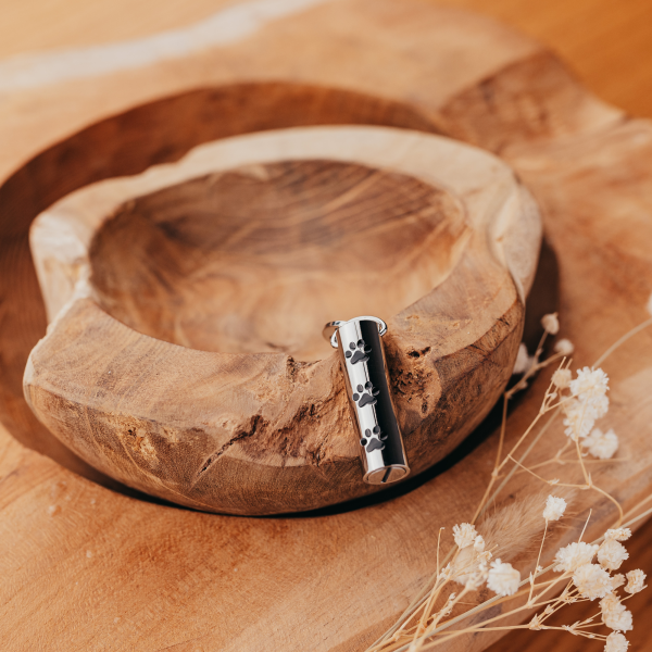 Schlüsselanhänger Zylinder mit einer Pfotenspur