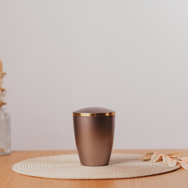 Naturstoffurne Elegance, goldfarbene Banderole