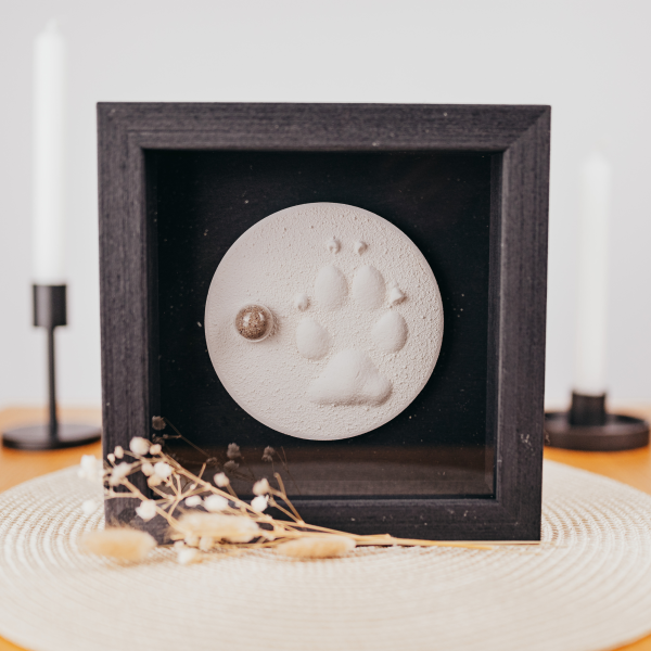 Pfotenabdruck im Bilderrahmen mit Asche – Individuelle Erinnerungsstücke von besonderen Menschen