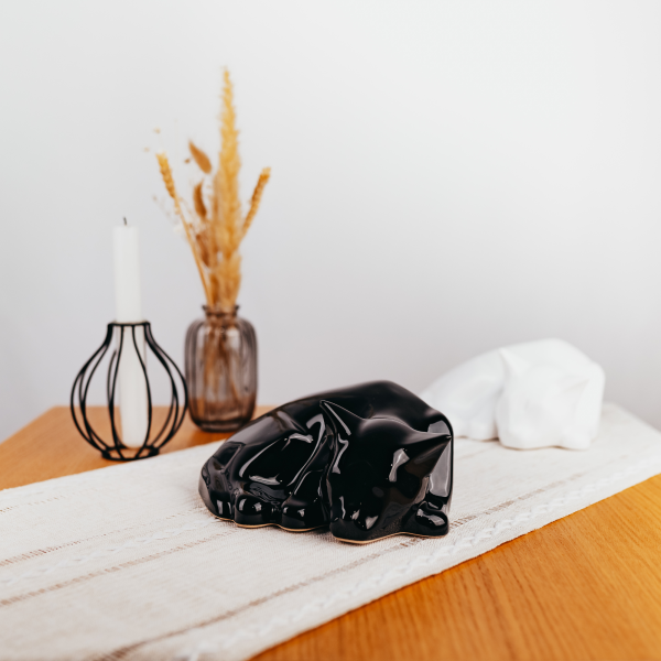 Keramikurne Katze liegend