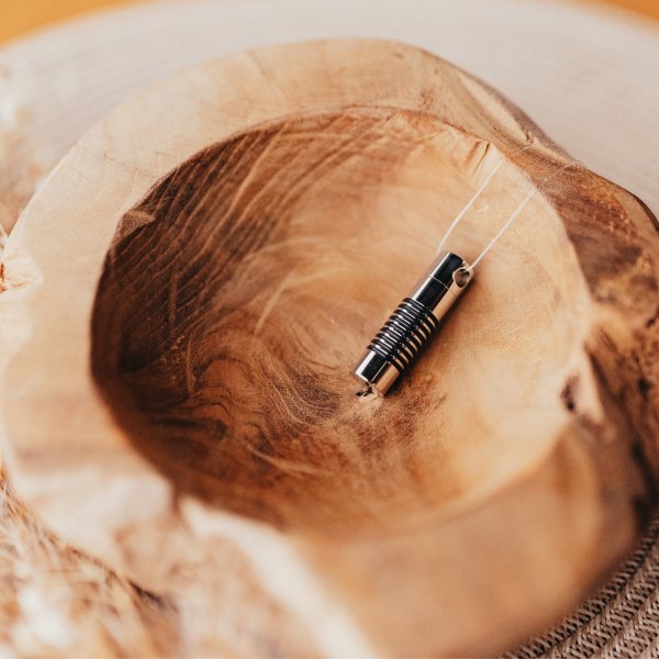 Ascheanhänger Zylinder mit schwarzen Ringen