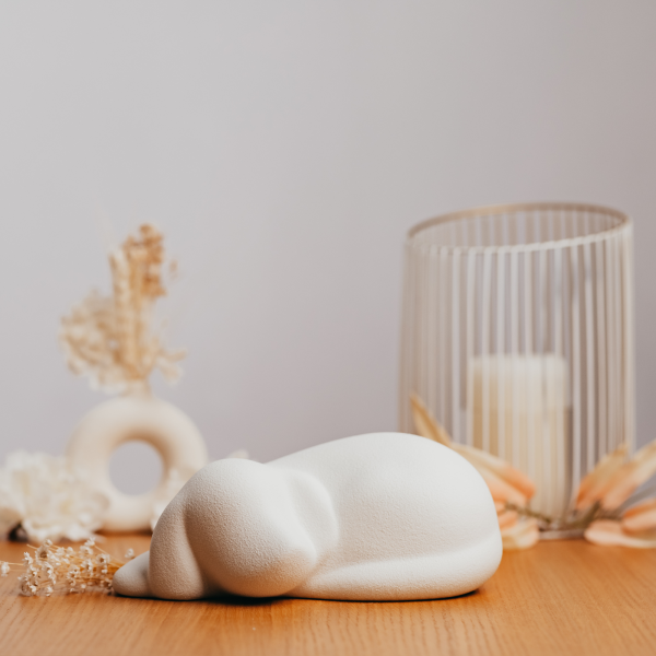 Porzellanurne schlafender Hund