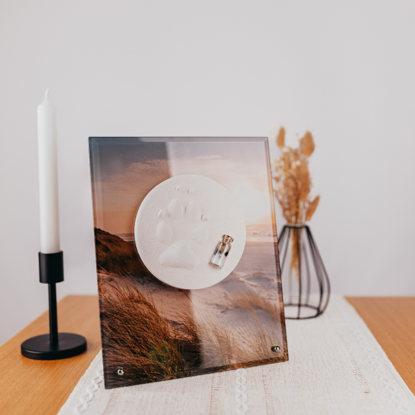 Pfotenabdruck mit Fell auf Glasplatte inkl. Bedruckung und Beschriftung