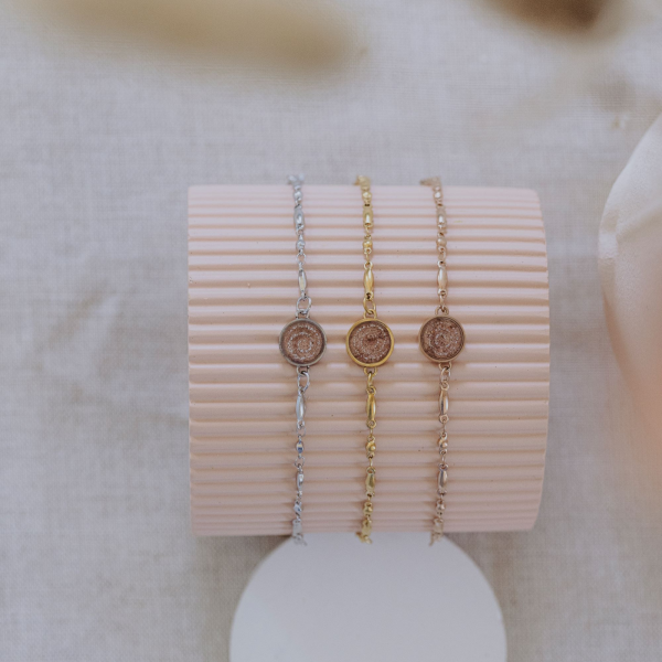 Aschearmband Circle of life, bordeauxfarbener Hintergrund