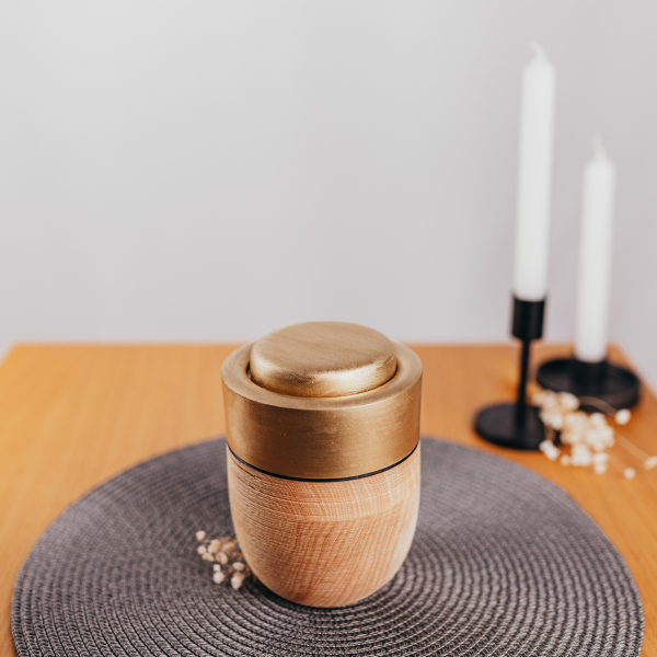 Holzurne Linde, goldener Zierring gebürstet