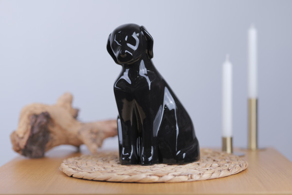Keramikurne Hund sitzend