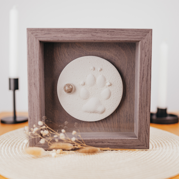 Pfotenabdruck im Bilderrahmen mit Asche – Individuelle Erinnerungsstücke von besonderen Menschen