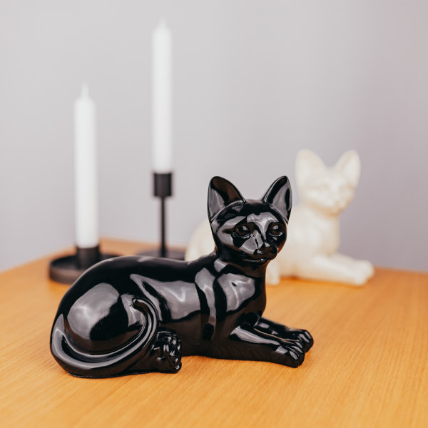 Kunstharzurne liegende Katze