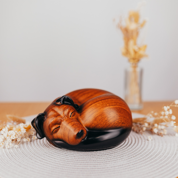 Kunstharzurne schlafender Hund