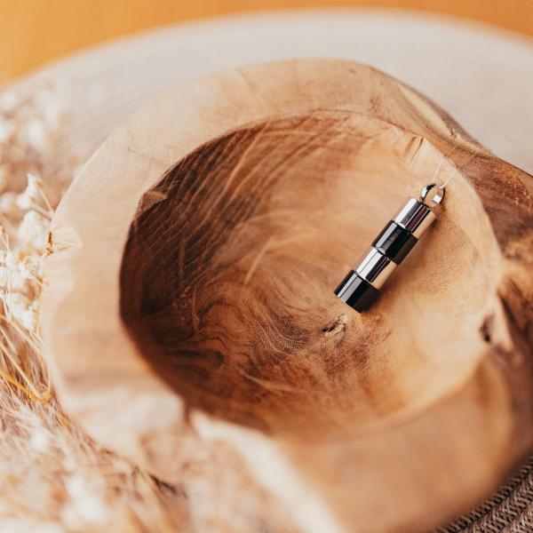 Ascheanhänger Zylinder hochglanzpoliert schwarz silberfarbend