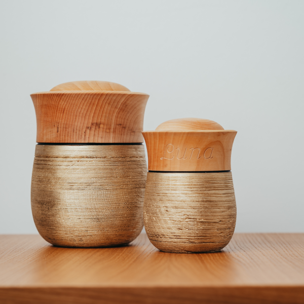 Holzurne Linde, goldener Zierring gecrasht