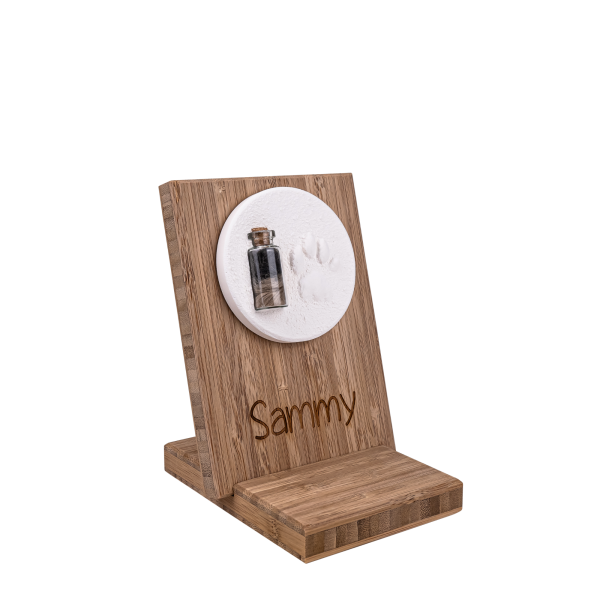 Pfotenabdruck aus Gips mit Fell auf Holztafel inkl. Namensgravur