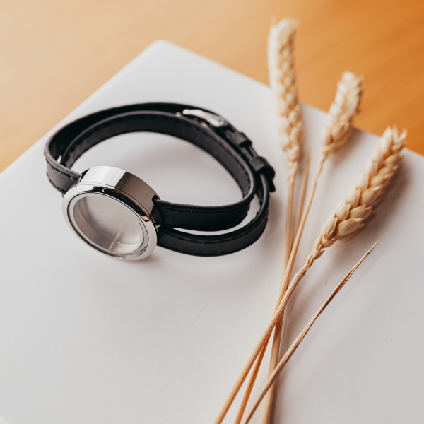 Aschearmband aus schwarzem Kunstleder mit Glasmedallion