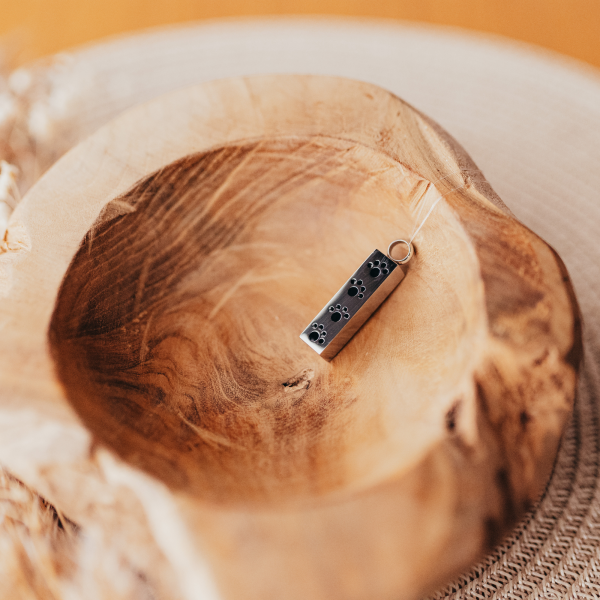 Ascheanhänger Zylinder mit schwarzen Pfoten