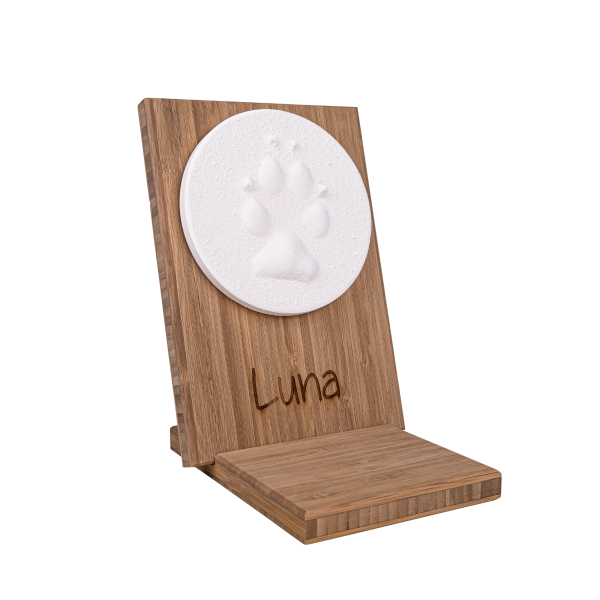 Pfotenabdruck aus Gips auf Holztafel inkl. Namensgravur