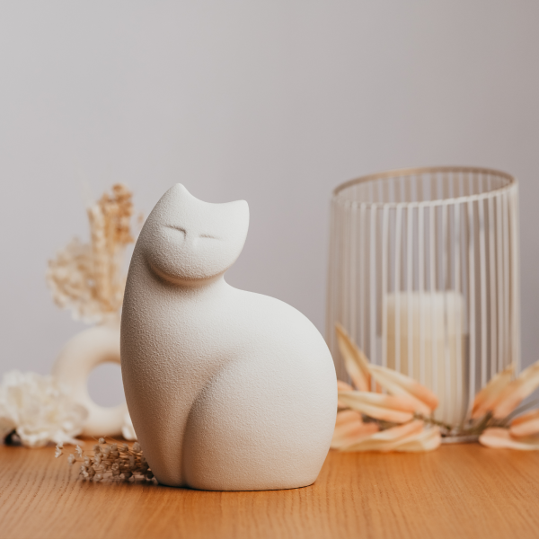 Porzellanurne sitzende Katze