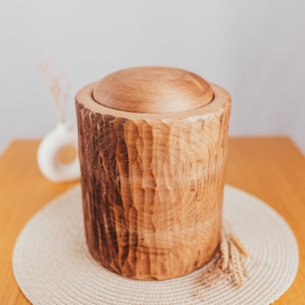 Handgefertigte Holzurne in Schnitzoptik