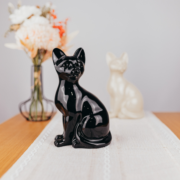 Kunstharzurne sitzende Katze