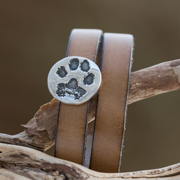 Lederarmband mit Pfötchenabdruck-Nugget, doppelt gewickelt