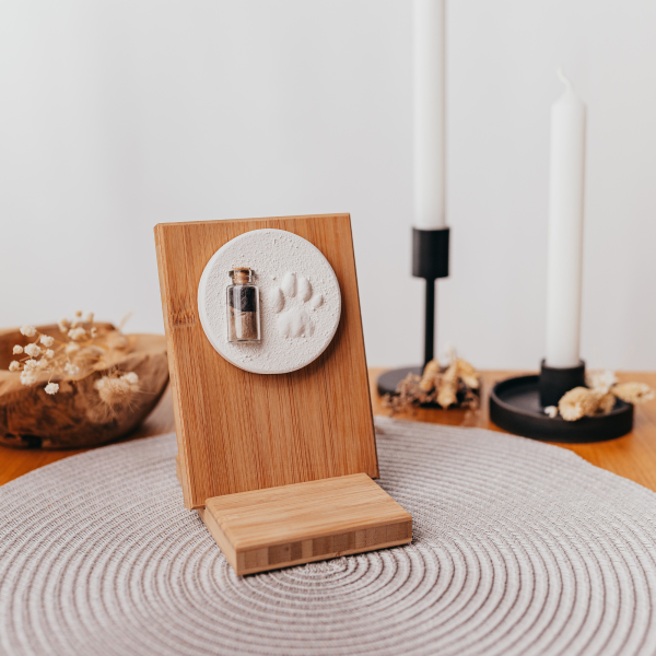 Pfotenabdruck aus Gips mit Fell auf Holztafel