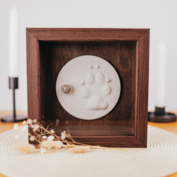 Pfotenabdruck im Bilderrahmen mit Asche – Individuelle Erinnerungsstücke von besonderen Menschen